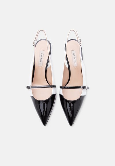 Ζευγάρι γυναικείων μαύρων και λευκών μπαλαρίνων με μυτερή μύτη και λουράκι slingback, με λεπτό μαύρο λουράκι στο πάνω μέρος.