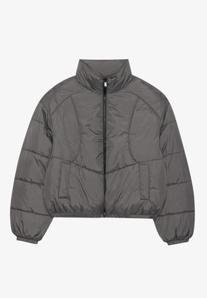 Siva puffer jakna z visokim ovratnikom, sprednjim zadrgo in elastičnimi manšetami. Ima kvadratne panele in skrajšan dizajn s stranskimi žepi.
