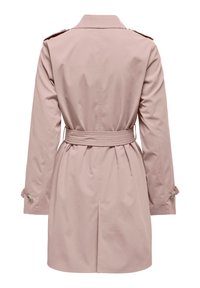 Trench-coat rose clair avec taille ceinturée, manches longues, col et épaulettes. Texture lisse et coupe longueur genou.