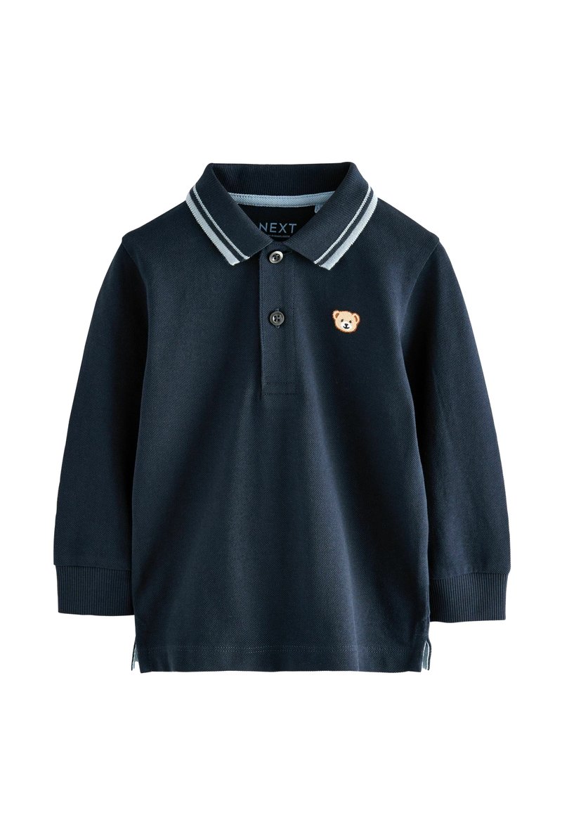 Marinblå långärmad polo skjorta gjord av texturerat tyg, med en klassisk krage, tre knappar och en broderad nallebjörn på bröstet.
