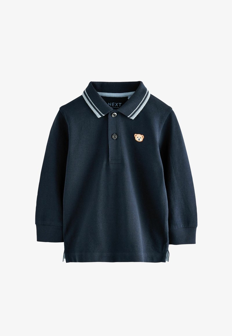 Granatowa polo z długim rękawem, białym paskowanym kołnierzykiem, dwoma guzikami i haftem w kształcie misia. Żebrowane mankiety i boczne rozcięcia dla swobody ruchów.