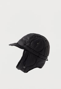 Pălărie neagră matlasată cu urechi, cu un cozoroc și o căptușeală moale. Dispune de nasturi cu prindere și un sistem de ajustare pentru o potrivire strânsă.