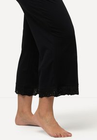 Ulla Popken LOCHSTICKEREI V-AUSSCHNITT HALBARM SET - Pyjama - black