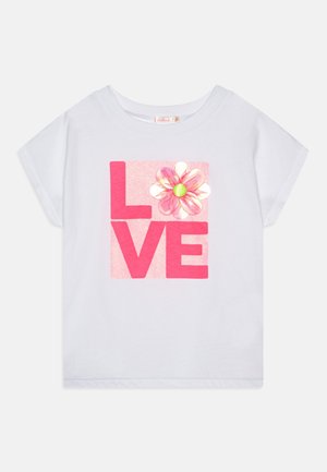 Maglietta bianca a maniche corte con scritta "LOVE" di colore rosa acceso e un fiore rosa e bianco che sostituisce la "O" al centro davanti.