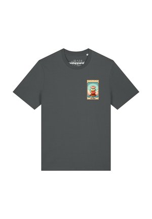 T-shirt gris foncé à manches courtes avec un motif coloré d'empilement de desserts sur la poitrine gauche et un col rond.