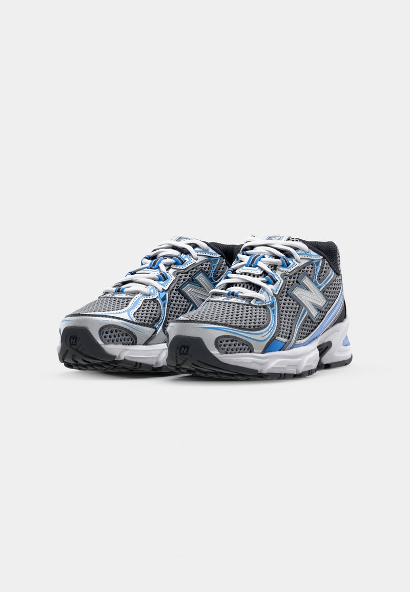 Grijze hardloopschoenen met blauwe accenten, bovenwerk van mesh, gevoerde kraag, vetersysteem en duurzame rubberen zool met tractiepatronen.