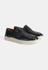 Zwarte leren loafers met een gladde afwerking, voorzien van een voorkantband en contrasterende witte rubberen zolen. Klassiek silhouetontwerp.