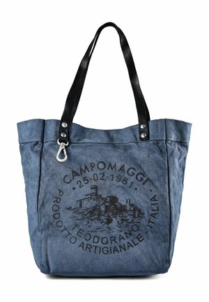 Bolsa tote de lona azul con correas de cuero negro, cierre metálico y texto impreso en negro junto con un gráfico de un edificio en la parte delantera.