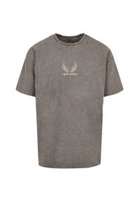 Grå bomulds t-shirt med en afslappet pasform, rund halsudskæring og korte ærmer. Har et subtilt vingemotiv i beige på forsiden.