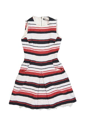 Vestido sin mangas con rayas horizontales en rojo, negro y blanco, ajustado en la cintura con falda acampanada y bolsillos laterales.