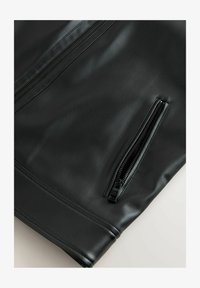 Seleccionado, black