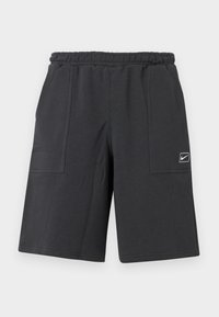 Μαύρα σορτς μήκους μέχρι το γόνατο με ελαστική μέση και δύο μπροστινές τσέπες, με μικρό λογότυπο Nike στην δεξιά τσέπη.