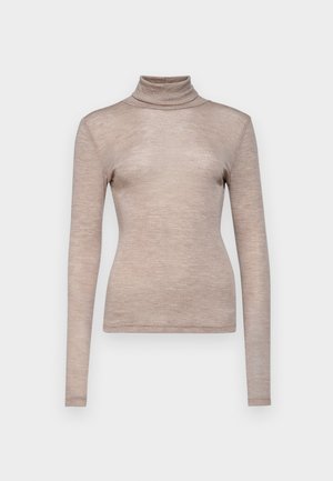 Top de manga larga con cuello de tortuga en suave tela color beige claro. Diseño ajustado con una textura lisa y un cuello alto.