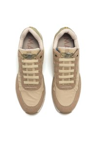 Baskets beige clair avec un mélange de matériaux lisses et texturés, comprenant des lacets, un patch logo doré et un col rembourré.