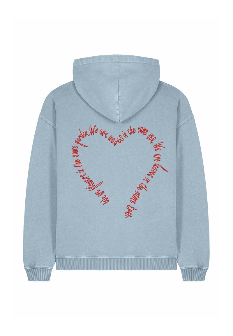 Felpa azzurra con cappuccio e tasca frontale. Il retro presenta un testo rosso a forma di cuore, che promuove unità e connessione. Tessuto morbido.