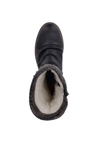 Botte en cuir noir avec une douce doublure en fausse fourrure blanche, un design froncé et des accents en tricot gris au col. Bout rond avec une semelle plate.