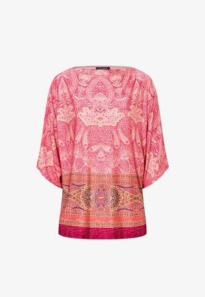 Losse roze blouse met ingewikkelde paisley- en bloemenpatronen in tinten koraal, oranje en paars, met wijde mouwen en een ronde halslijn.