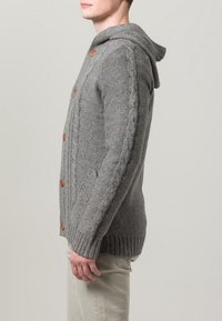 Szary sweter rozpinany z kapturem, drewnianymi guzikami, wzorem warkocza na rękawach oraz ściągaczami na dole i przy mankietach.