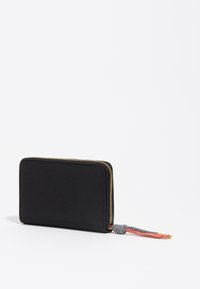 Cartera negra con textura suave, cierre de cremallera dorada y tirador de cremallera colorido. Forma rectangular, diseño minimalista.