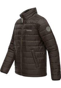 Giacca puffer marrone scuro con zip frontale, colletto alto e motivo trapuntato orizzontale. Presenta tasche laterali e una toppa con logo sulla manica.