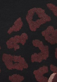 Črn material z teksturiranim burgundskim leopardjim vzorcem. Vzorec je sestavljen iz puhastih oblik različnih velikosti in izrazitih robov.