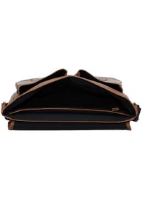 Sac en cuir marron avec deux rabats extérieurs, poche zippée intérieure et doublure en tissu noir. Présente un design spacieux et des matériaux contrastants.