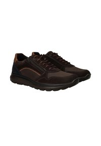 Chaussures décontractées marron foncé avec des textures en cuir et en daim. Elles sont dotées de lacets marron, d'accents contrastants en navy et d'une semelle en caoutchouc épaisse.