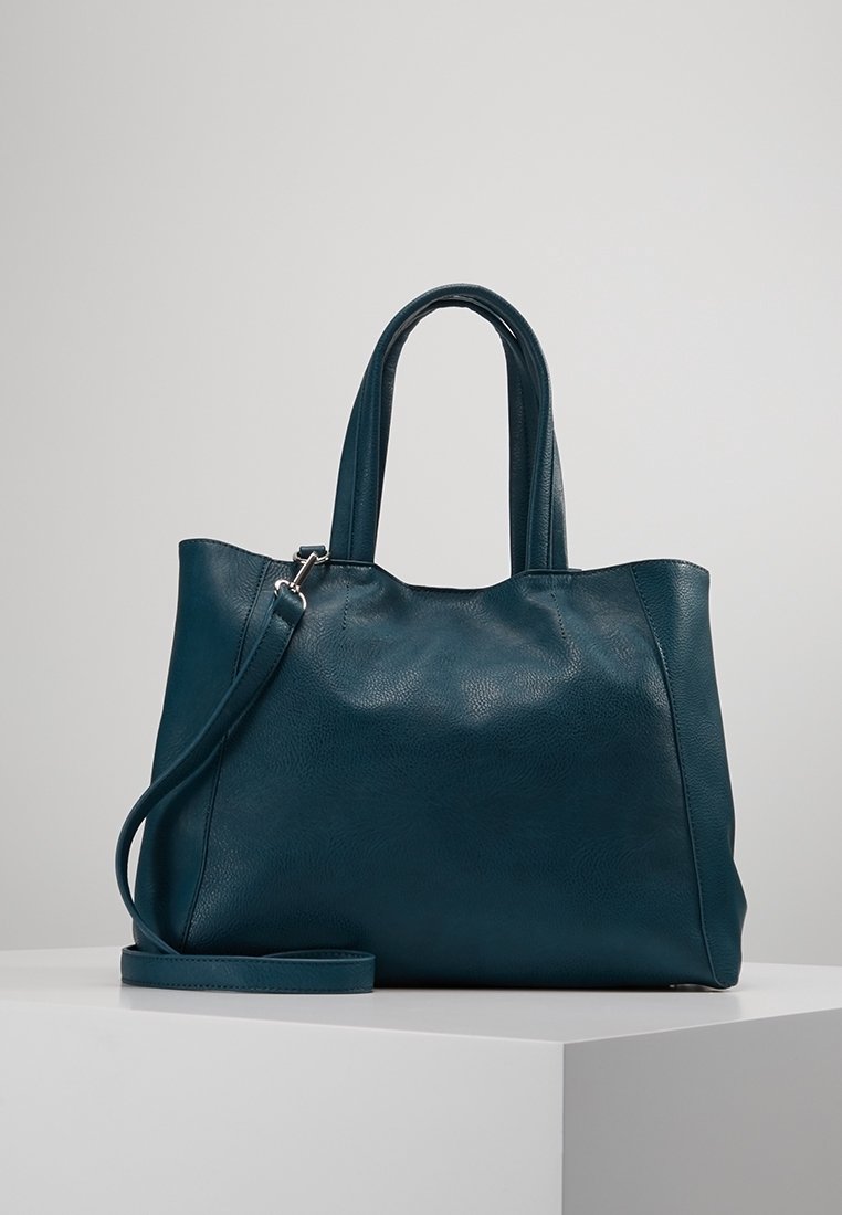 Tyrkysová kožená taška typu tote s dvojitými horními uchy a odnímatelným ramenním popruhem. Hladká textura a pevný tvar bez viditeln�ých vzorů.