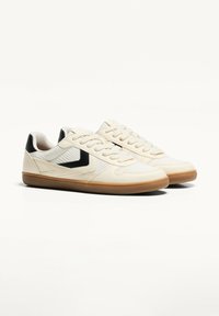 Bershka Sneakers - white