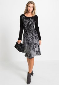 bonprix Abito in maglia - black