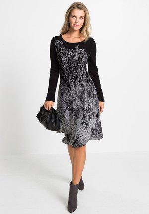bonprix Robe pull - black