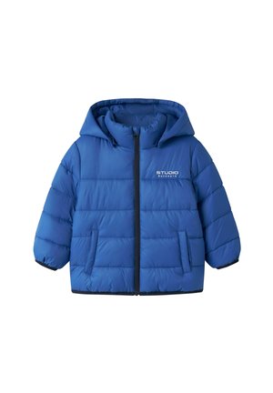 Veste matelassée bleue pour enfants avec capuche, fermeture éclair sur le devant, deux poches latérales et logo "STUDIO Outdoors" sur la poitrine.