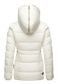 Bílá zimní bunda s výplní, vysokým límcem a kapucí na zip, s horizontálními prošívanými detaily a knoflíkovými bočními kapsami.