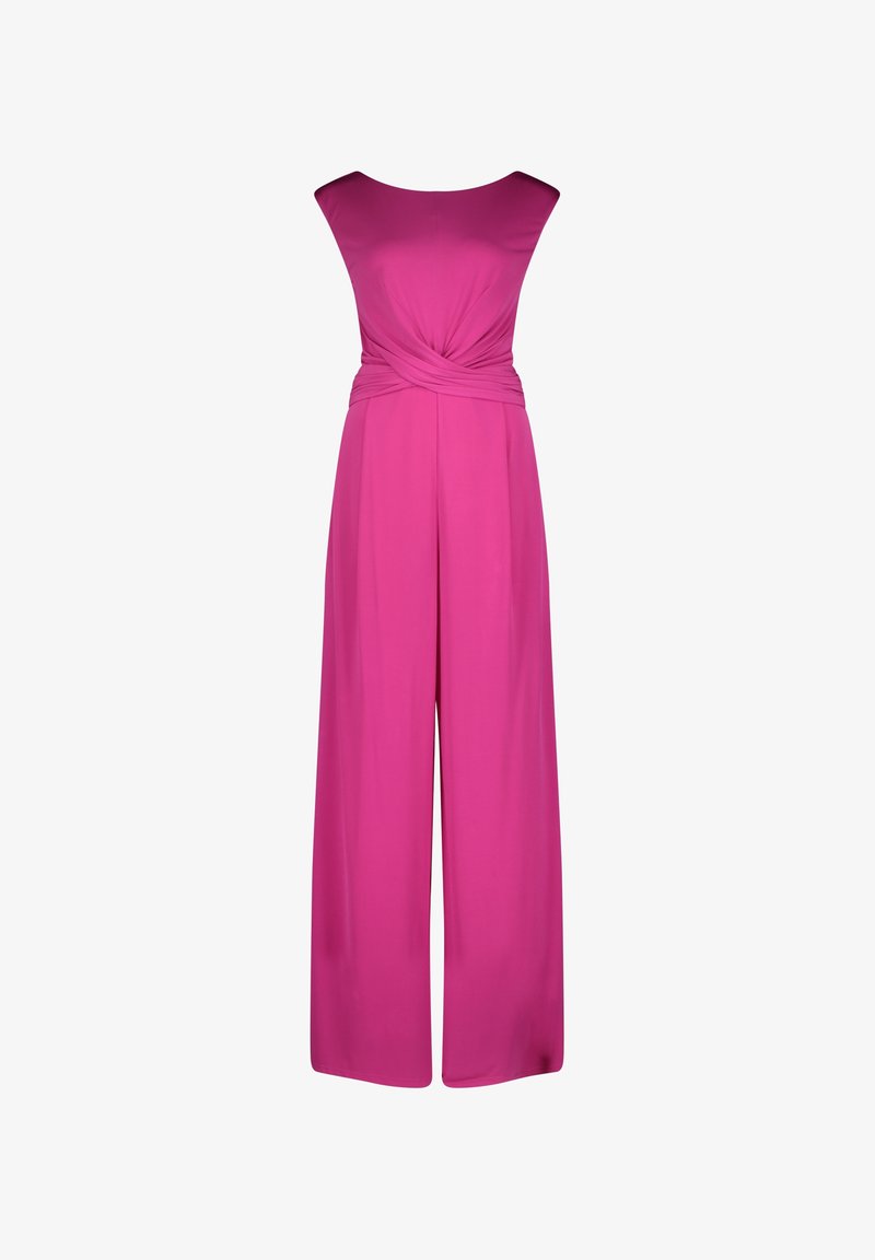 Combinaison fuchsia avec un design à jambes larges, épaules sans couture et un détail torsadé à la taille, fabriquée à partir d'un tissu lisse et léger.
