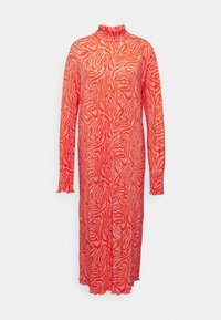 Robe à manches longues et col montant, avec un motif zèbre rouge et rose, ajustée aux poignets et ourlet légèrement volanté.