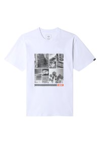 Camiseta blanca de Vans con un collage fotográfico en blanco y negro de escaleras, palmeras, fuego y el logo "Off the Wall" con un patrón de tablero de ajedrez.