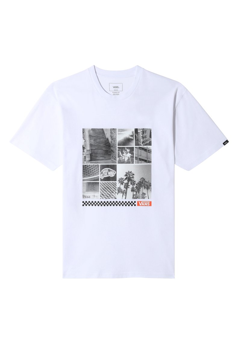 Camiseta blanca de Vans con un collage fotográfico en blanco y negro de escaleras, palmeras, fuego y el logo "Off the Wall" con un patrón de tablero de ajedrez.
