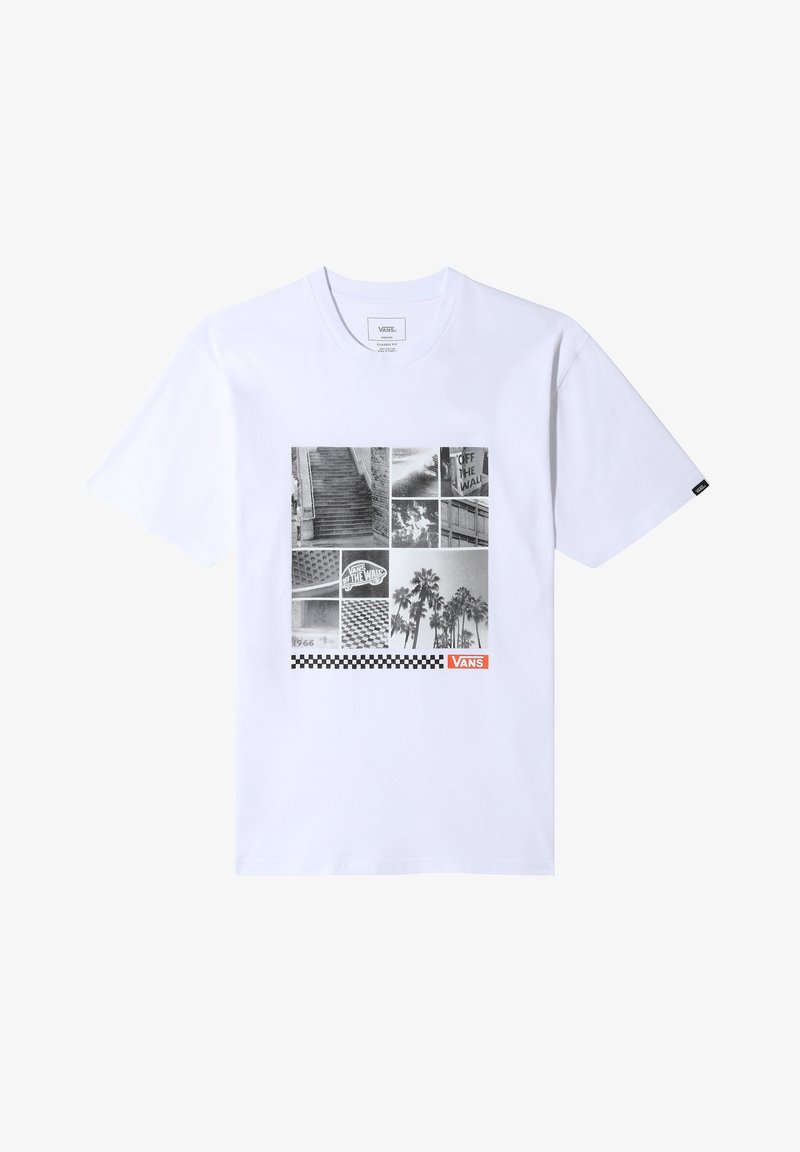 Camiseta blanca de Vans con un collage fotográfico en blanco y negro de escaleras, palmeras, fuego y el logo "Off the Wall" con un patrón de tablero de ajedrez.