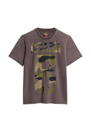 Brun bomulds T-shirt med stort camouflagemønster, tekst "OSAKA" og en fed nummer "6", rund hals og korte ærmer.