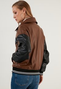 LELA LOOSE FIT - Imitatieleren jas - brown