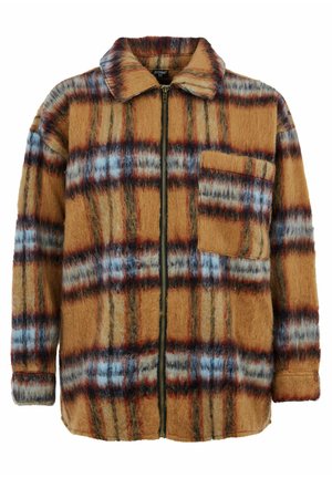 Giacca in fleece a scacchi marrone con zip frontale e colletto, caratterizzata da linee blu e rosse, e un'unica tasca a toppa sul lato sinistro.