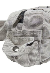 Borsa in corduroy grigio con chiusura a zip, caratterizzata da una superficie testurizzata, dettaglio con bottone a scatto e bordi morbidi e curvi.