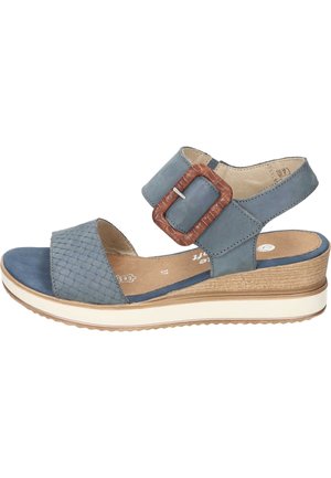 Sandalo blu in pelle con texture intrecciata, cinturino alla caviglia regolabile e fibbia quadrata marrone. Suola piatta leggera con finitura in legno.