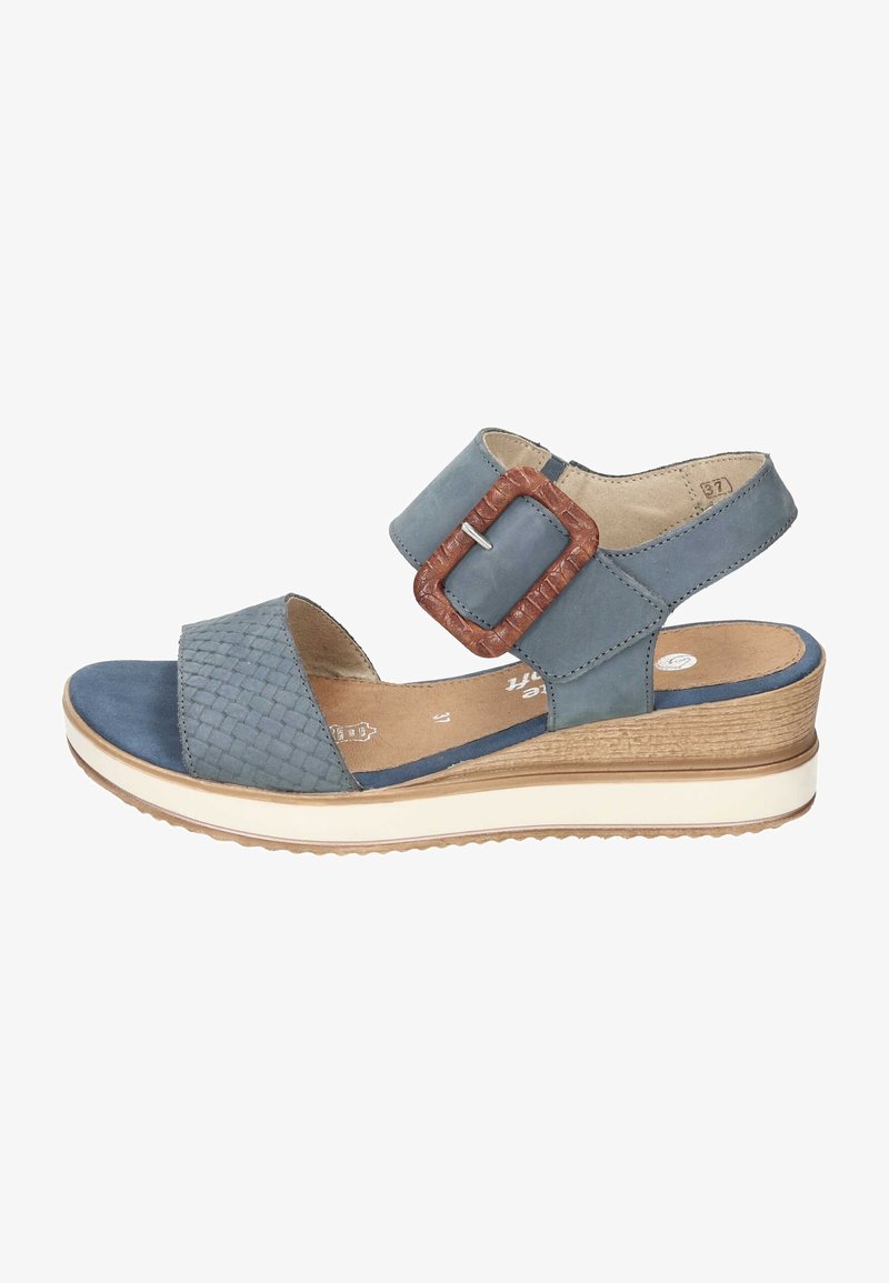 Sandale en cuir bleu avec texture tissée, bride de cheville ajustable et boucle carrée marron. Semelle plateforme légère avec une finition imitant le bois.