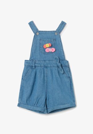 Pichón de mezclilla en azul claro, con tirantes ajustables, un bolsillo frontal con acentos de botones coloridos, y un diseño de pantalones cortos con dobladillo enrollado.