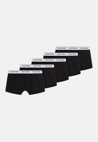 Čierne bavlnené boxerky v sade po piatich kusoch, s bielym pásom s logom Calvin Klein, s jemnou štruktúrou a priliehavým strihom.