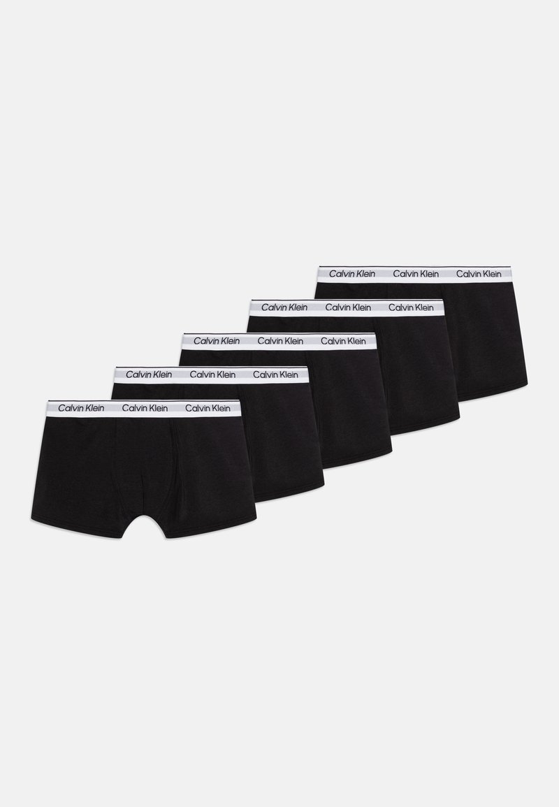 Čierne bavlnené boxerky v sade po piatich kusoch, s bielym pásom s logom Calvin Klein, s jemnou štruktúrou a priliehavým strihom.