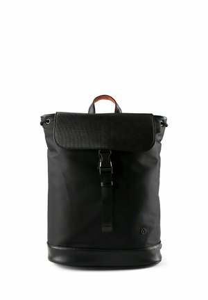 Mochila negra con solapa frontal texturizada, que cuenta con un asa superior, una correa ajustable y una sección inferior lisa. Fabricada con material resistente.