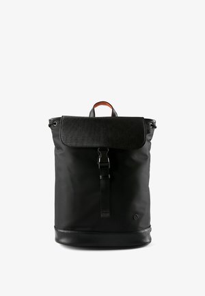 Mochila negra con solapa frontal texturizada, que cuenta con un asa superior, una correa ajustable y una sección inferior lisa. Fabricada con material resistente.