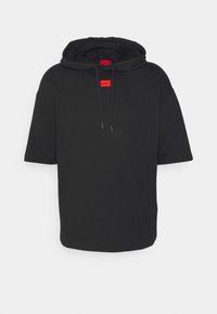 Schwarzer Hoodie mit kurzen Ärmeln, Kapuze mit Kordelzug und roten Logotags am Ausschnitt. Glatter Stoff mit lockerem Schnitt und ohne sichtbare Muster.